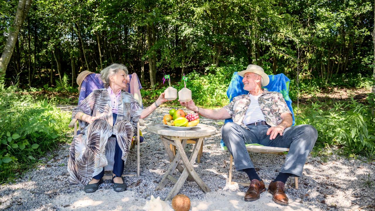 Alfons (Sepp Schauer) überrascht Hildegard (Antje Hagen) mit einem Drink an der "Copa Bavaria".