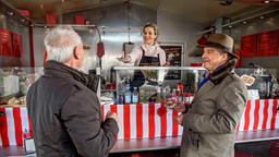 Alfons (Sepp Schauer) und André (Joachim Lätsch) lassen sich Poppys (Birte Wentzek) Currywurst schmecken.