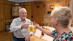 Alfons (Sepp Schauer) und Helene (Sabine Werner) sorgen sich um Werner, sollte er sein Lebenswerk verlieren.