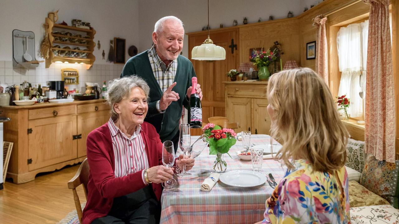 Alfons (Sepp Schauer) und Hildegard (Antje Hagen) ahnen nichts von Jessicas (Isabell Ege) Prüfungspleite.