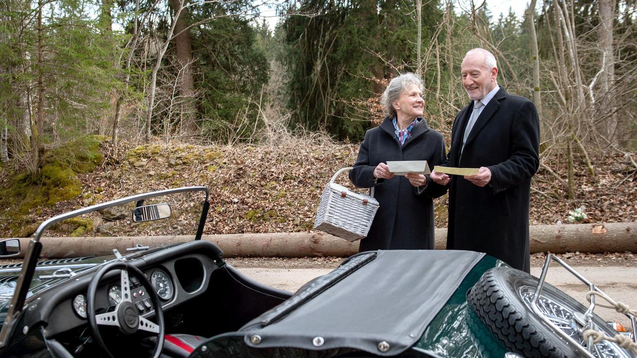 Alfons (Sepp Schauer) und Hildegard (Antje Hagen) bestaunen den Oldtimer und begreifen, dass Werner eine Überraschung für sie vorbereitet hat.