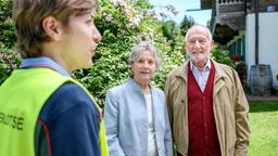 Alfons (Sepp Schauer) und Hildegard (Antje Hagen) finden, dass Gerry (Johannes Huth) sich gut als Schülerlotse macht.