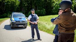 Alfons (Sepp Schauer) und Hildegard (Antje Hagen) geraten in eine Polizeikontrolle.