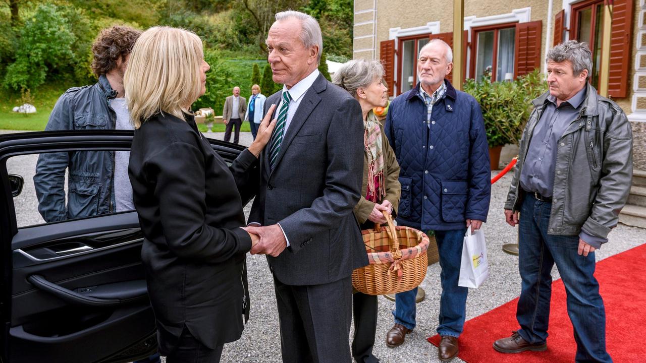 Alfons (Sepp Schauer) und Hildegard (Antje Hagen) sehen fassunglos mit an, wie sich Charlotte (Mona Seefried, 2.v.l. mit Komparse) von Werner (Dirk Galuba) verabschiedet. Dann nimmt Kommissar Meyser (Christoph Krix) sie mit aufs Revier.