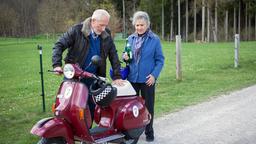 Alfons' (Sepp Schauer) und Hildegards (Antje Hagen) Rollerfahrt endet anders als erhofft.