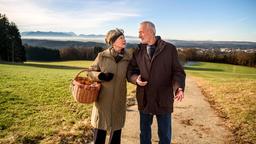 Alfons (Sepp Schauer) weiht Hildegard (Antje Hagen) ein: David ist der Vater von Tinas Kind.