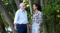 Alfons (Sepp Schauer) wirkt auf Vanessa (Jeannine Gaspár) ein, sich ihren Gefühlen zu stellen.