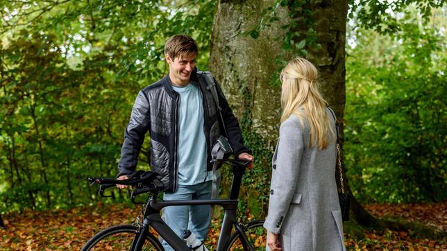 Alicia (Larissa Marolt) freut sich über den Überraschungsbesuch ihres Bruders Paul (Sandro Kirtzel).