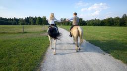 Alicia (Larissa Marolt) und Viktor (Sebastian Fischer) reiten in ihr Glück.