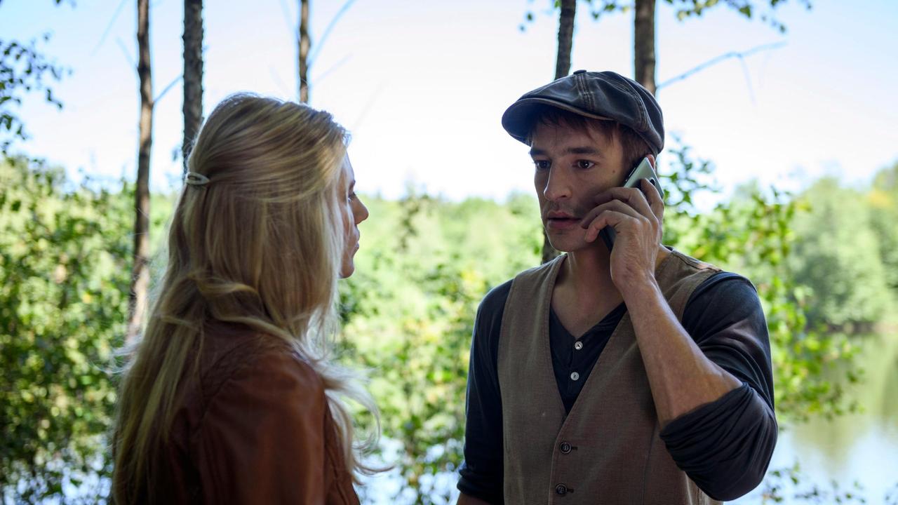 Alicia (Larissa Marolt) und Viktor (Sebastian Fischer) suchen verzweifelt nach einem Ausweg.