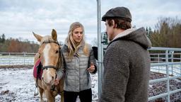 Alicia (Larissa Marolt) und Viktor (Sebastian Fischer) versöhnen sich wieder.