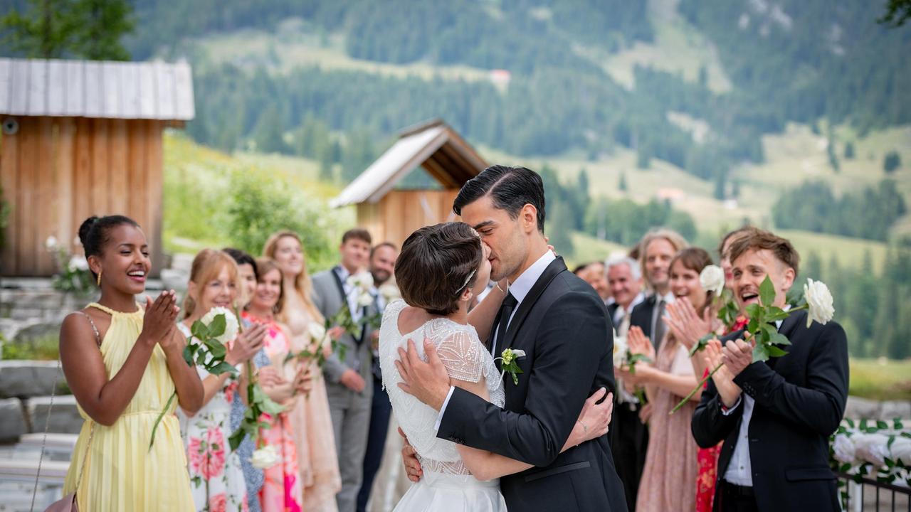 Leander gelingt es gerade noch rechtzeitig, vor Ort zu sein, und Eleni und er werden Mann und Frau. 