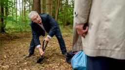 Als André (Joachim Lätsch) Beweisstücke im Wald verscharren will, wird er von Werner (Dirk Galuba) überrascht.