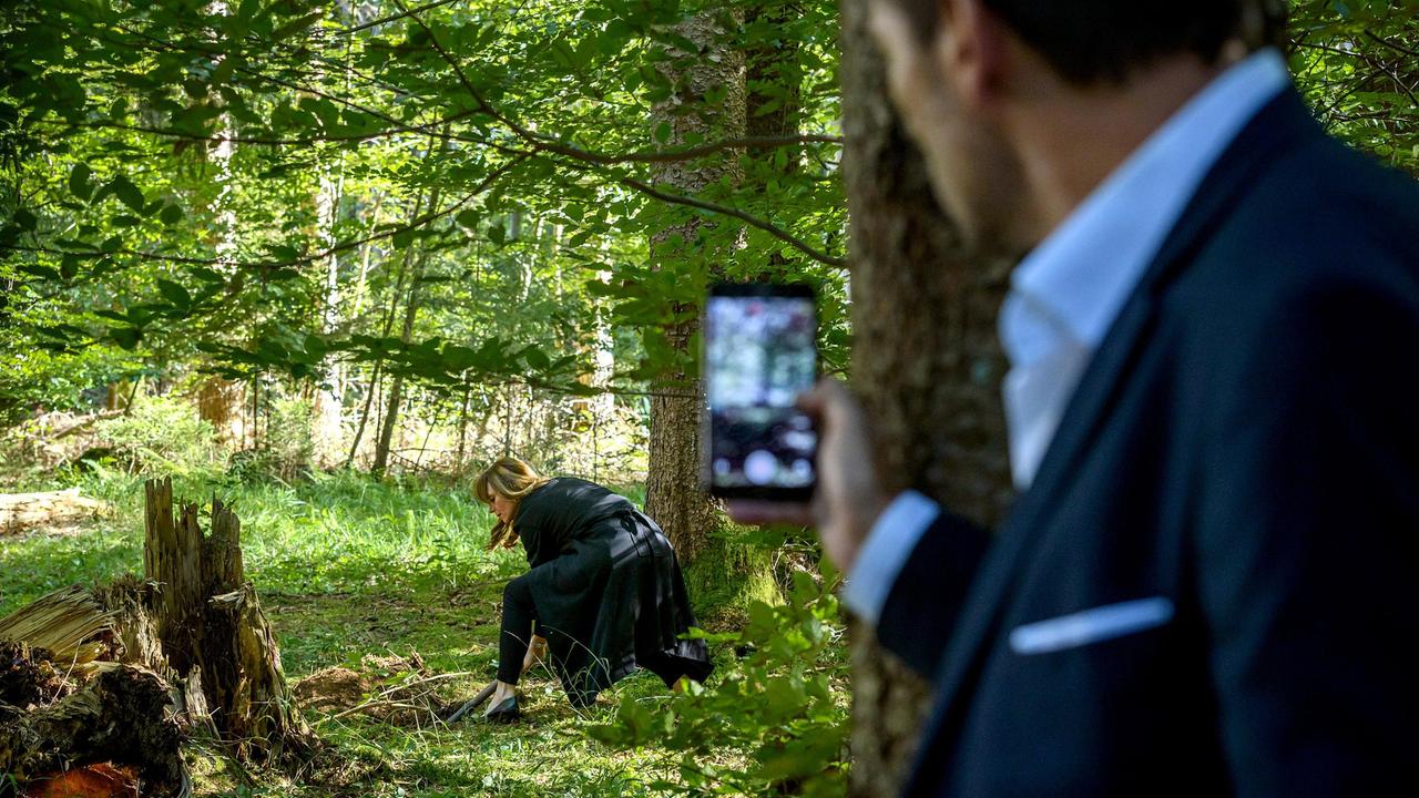 Als Christoph (Dieter Bach) Ariane (Viola Wedekind) dabei ertappt, wie sie im Wald gräbt, glaubt er, Karls Grab gefunden zu haben.