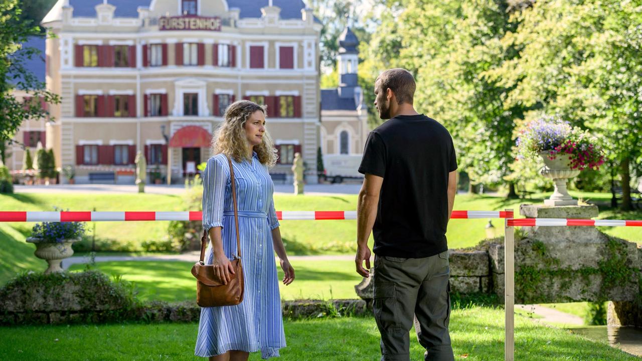 Als Franzi (Léa Wegmann) den "Fürstenhof" verlässt, trifft sie auf Tim (Florian Frowein), der nach seinem Vater sucht.