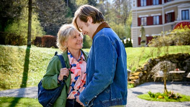 Als Helene (Sabine Werner) wieder arbeiten gehen will, reift in Gerry (Johannes Huth) eine Idee.