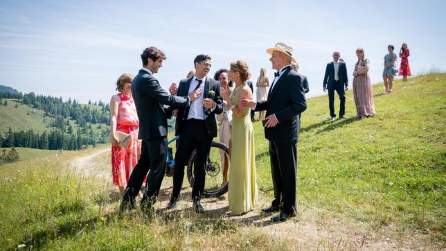 Als Leander (Marcel Zuschlag) im "Schwanenwinkel" eintrifft, herrscht große Erleichterung. (mit v.l.n.r.: Isabell Stern, Christopher Jan Busse, Dionne Wudu, Daniela Kiefer, Dirk Galuba, Felix Auer & Komparsen)