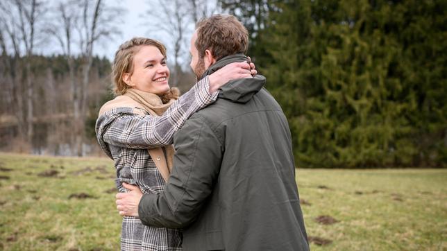 Als Maja (Christina Arends) und Florian (Arne Löber) das gesuchte Passwort finden, kommen sich beide sehr nah.