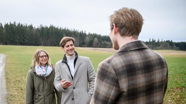 Als Paul (Sandro Kirtzel) Josie (Lena Conzendorf) um ein privates Treffen bittet, kommt Henning (Matthias Zera) hinzu.