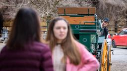 Als Valentina (Aylin Ravanyar, vorne) bei Carolin (Katrin Anne Heß, vorne) nach dem neuen Stallburschen fragt, gerät Otto (Maurice Lattke, hinten) in die Bredouille.