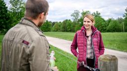 Amelie (Julia Gruber) freut sich über Tims (Florian Frowein) Nachricht, dass ihr Pferd Umberto bald wieder bei ihr sein wird.