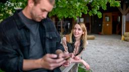 Amelie (Julia Gruber) ist begeistert von Tims (Florian Frowein) Interesse für Polo.