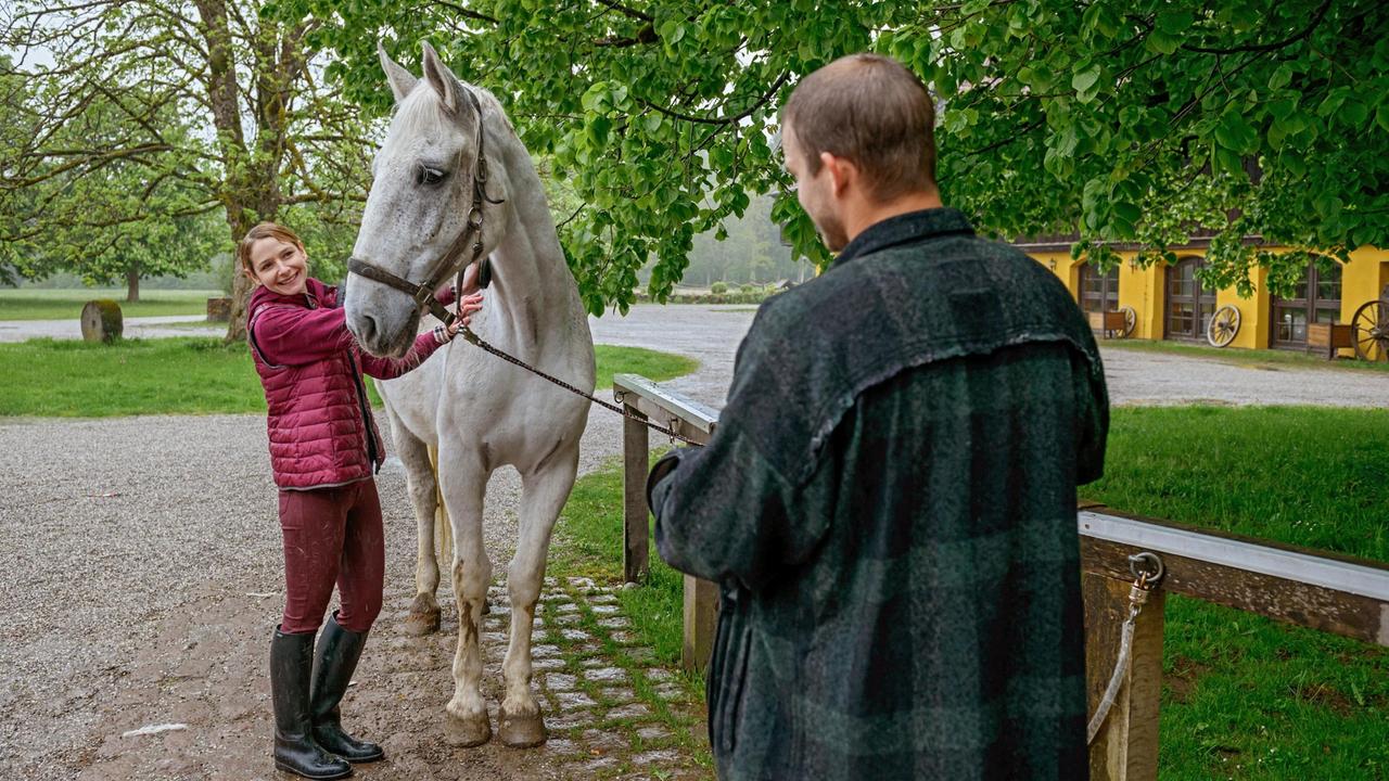 Amelie (Julia Gruber) lädt Tim (Florian Frowein) als Dankeschön zu einem Bier ein.