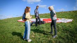 Ana (Soluna-Delta Kokol) ist erleichtert, als Wilma (Birgit Koch) das Paragliding wegen ihrer Gesundheit verwehrt wird.