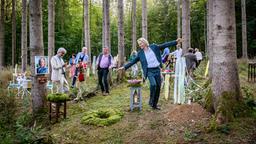 Ana ist gerührt, als Wilma ein fröhliches Abschiedsfest geplant hat (mit Erich Altenkopf, Dionne Wudu & Martin Walde).