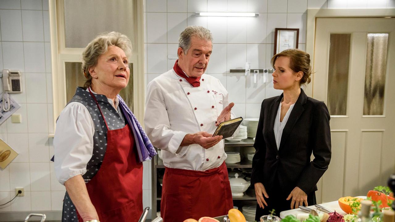 André (Joachim Lätsch) behauptet vor Melli (Bojana Golenac) und Hildegard (Antje Hagen) Gertis Rezeptsammlung nicht weggeworfen zu haben.