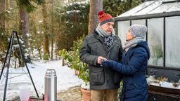 André (Joachim Lätsch l) beichtet Melli (Bojana Golenac), dass er sich vor Gertis Voodoo-Zauber fürchtet.