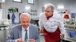 André (Joachim Lätsch, r. mit Komparsen, h.) erfährt durch Werner (Dirk Galuba) von Mellis Abreise.