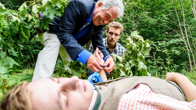 André (Joachim Lätsch) findet im Beisein von Oskar (Philip Butz) die Uhr an Philipp von Kehlings Leiche.