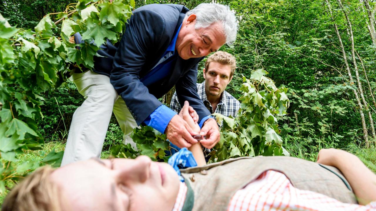 André (Joachim Lätsch) findet im Beisein von Oskar (Philip Butz) die Uhr an Philipp von Kehlings Leiche.