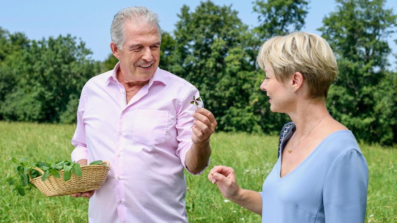 André (Joachim Lätsch) schenkt Linda (Julia Grimpe) ein vierblättriges Kleeblatt.