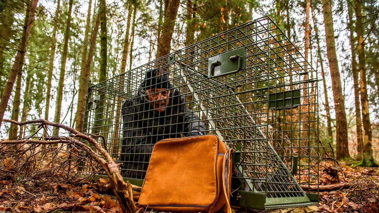 André (Joachim Lätsch) sperrt sich aus Versehen selbst in seiner Wolfsfalle ein.