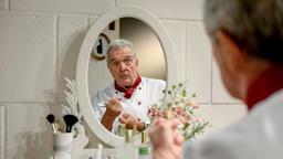 André (Joachim Lätsch) übt seine Falschaussage vor dem Spiegel.