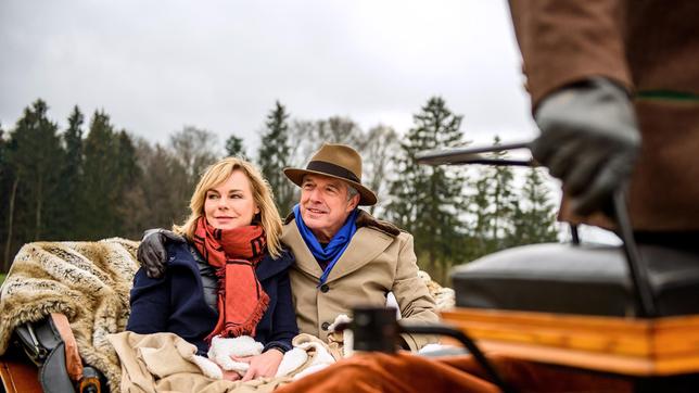 André (Joachim Lätsch) und Nina (Saskia Valencia) genießen ihre Kutschfahrt.