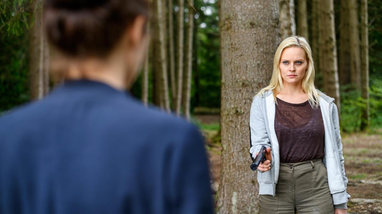 Annabelles (Jenny Löffler) Hass auf Denise (Helen Barke) ist grenzenlos.