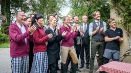 Ariane gratuliert der Belegschaft rund um Rosalie (Natalie Alison), Selina (Katja Rosin), Alfons (Sepp Schauer), Werner (Dirk Galuba), Henning (Matthias Zera) und Max (Stefan Hartmann) zum Einzug des "Fürstenhofs" in die Top 500 der weltbesten Hotels (mit Komparsen).