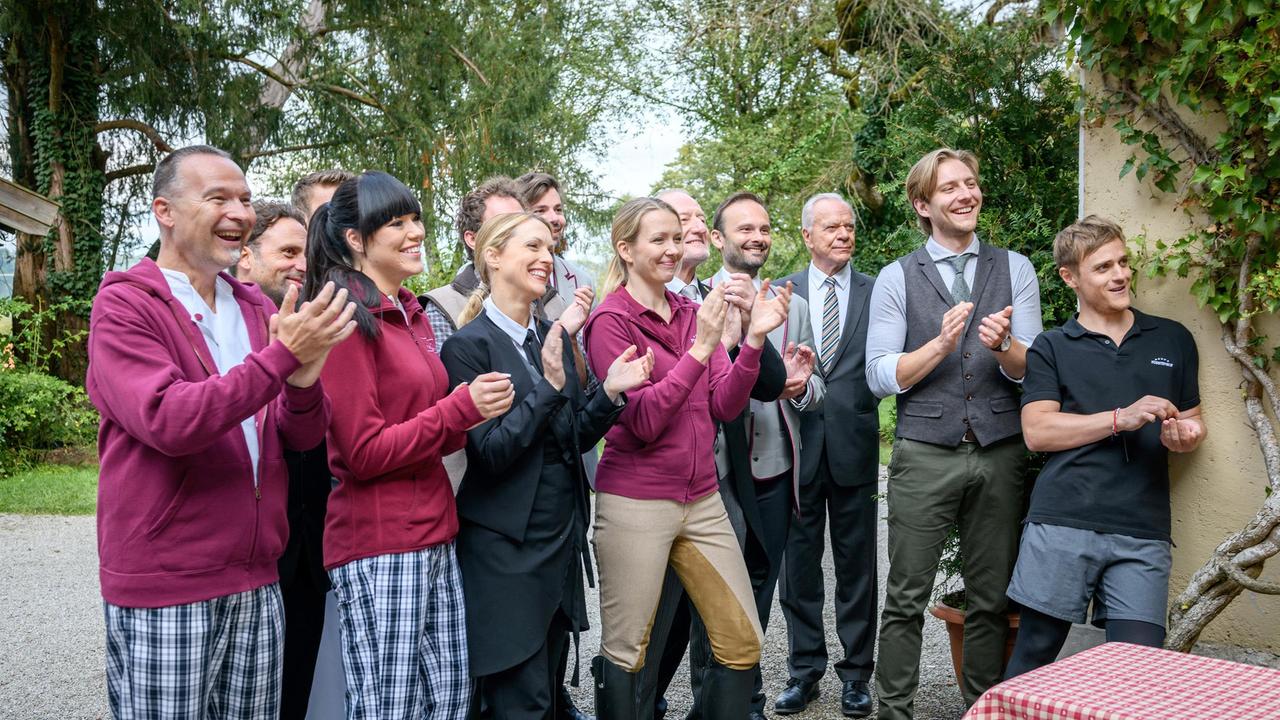 Ariane gratuliert der Belegschaft rund um Rosalie (Natalie Alison), Selina (Katja Rosin), Alfons (Sepp Schauer), Werner (Dirk Galuba), Henning (Matthias Zera) und Max (Stefan Hartmann) zum Einzug des "Fürstenhofs" in die Top 500 der weltbesten Hotels (mit Komparsen).