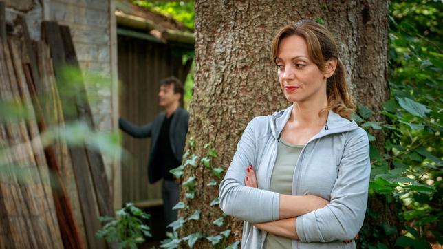 Ariane (Viola Wedekind) hält sich im Hintergrund, während Robert (Lorenzo Patané) versucht, mit Lia zu reden.