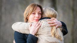 Ariane (Viola Wedekind) und Selina (Katja Rosin) nehmen Abschied voneinander.