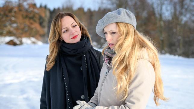 Ariane (Viola Wedekind) verspricht Rosalie (Natalie Alison), ihr das ungekürzte Video zu beschaffen.