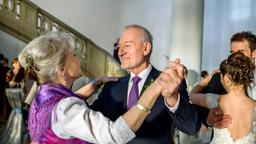 Auf der Hochzeit von Clara und Adrian feiern Hildegard (Antje Hagen) und Alfons (Sepp Schauer) auch ihren eigenen Hochzeitstag.