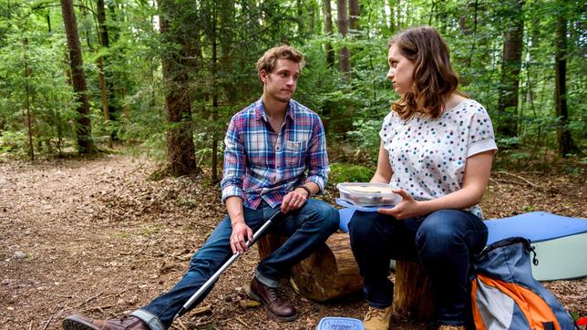 Auf der Suche nach dem Wilderer: Oskar (Philip Butz) versichert Tina (Christin Balogh), dass er kein Risiko eingehen und sie beschützen wird.