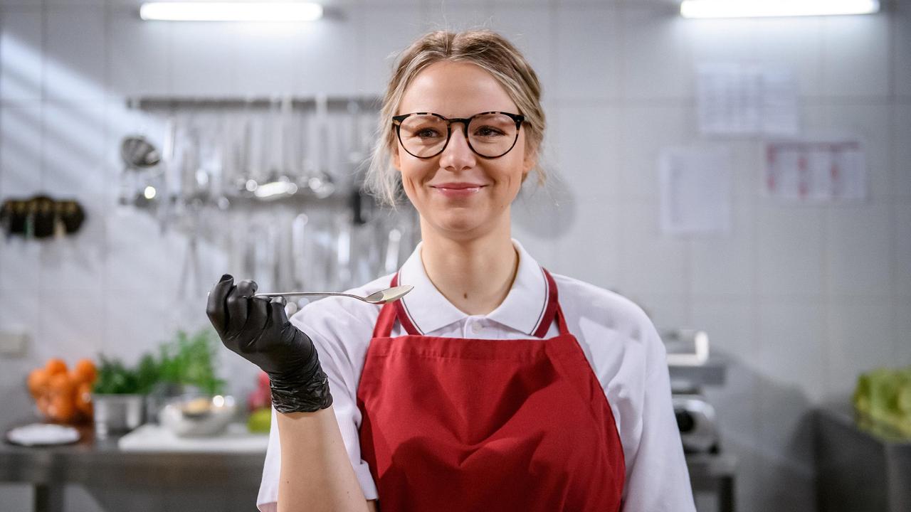 Auf Tinas Rat hin nimmt Josie (Lena Conzendorf) sich vor, sich voll und ganz auf ihre Arbeit zu konzentrieren.