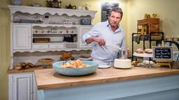 Aus Geldnot fängt Christoph (Dieter Bach) an, in der Bäckerei zu arbeiten.