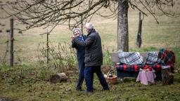 Bei einem romantischen Picknick tanzen Hildegard (Antje Hagen) und Alfons (Sepp Schauer) auf der Wiese.