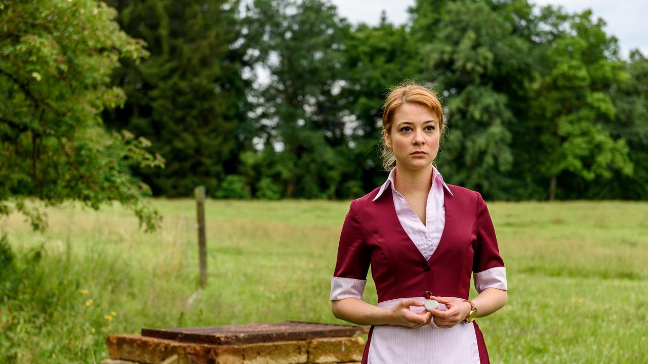 Bei einem Spaziergang fasst Rebecca (Julia Alice Ludwig) den Entschluss, William zur Rede zu stellen.